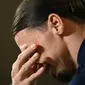 Zlatan Ibrahimovic meneteskan air mata saat mengikuti sesi konferensi pers comeback bersama Timnas Swedia, Selasa (23/03/2021) dini hari WIB. (Jonathan NACKSTRAND / AFP)