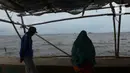 Aktivitas warga di pantai Marunda dan kawasan Si Pitung, Jakarta, Kamis (9/12/2021). Di beberapa titik masih tergenang akibat banjir rob (air laut pasang) dan gelombang  pasang air laut merupakan masalah serius yang dihadapi beberapa wilayah pesisir di Indonesia. (merdeka.com/Imam Buhori)