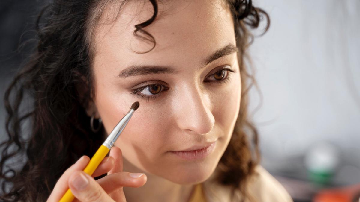 8 Tips Eyeliner Rapih dalam Sekali Coba, Mudah Dipraktikkan Pemula