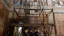 Beberapa hari jelang pelaksanaan konklaf di Kapel Sistina, Vatikan, sejumlah personel pemadam kebakaran melakukan penyelesaian pemasangan cerobong asap. (Handout/VATICAN MEDIA/AFP)
