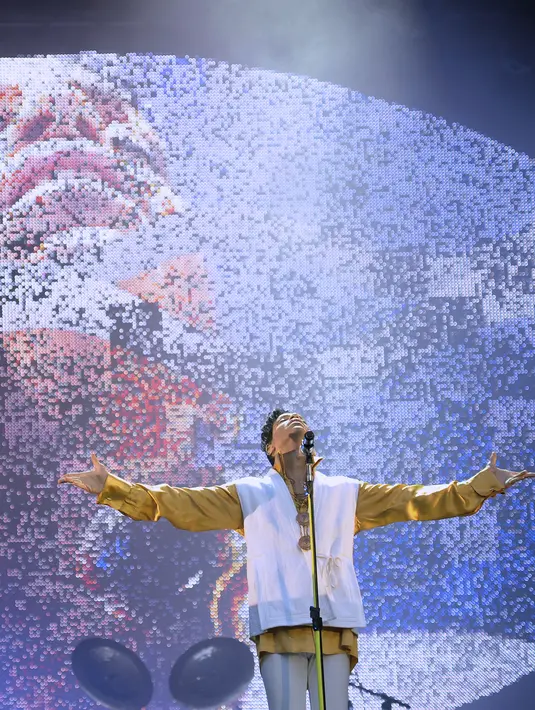 Pihak medis sudah berusaha membantu Prince, tindakan cepat tanggap yakni napas buatan sudah diberikan, namun sayang, nyawa musisi legendaris sudah tak tertolong. Selamat jalan Prince, karya dan apresiasimu akan dikenang. (AFP/Bintang.com)