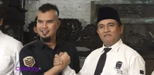 Ahmad Dhani memberikan penilaian soal sikap yang dimiliki oleh Yusril Ihza Mahendra. Begitupun Yusril yang mengaku sangat menghormati Dhani. Seperti inilah kekompakkan dan keharmonisan mereka berdua.
