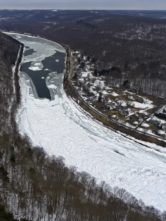 Es menutupi Sungai Allegheny di Brady's Bend, East Brady, Pennsylvania, Amerika Serikat, Selasa (23/2/2021). Dengan musim dingin yang terus-menerus, ada kemacetan es di sepanjang Sungai Allegheny utara. (Matt Freed/Pittsburgh Post-Gazette via AP)