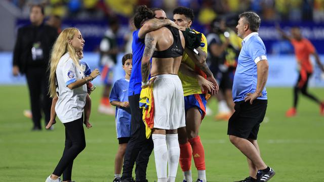 Foto: Tersulut Emosi usai Uruguay Disingkirkan Kolombia di Semifinal Copa America 2024, Darwin Nunez Adu Jotos dengan Suporter Lawan