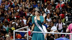 Miss Universe 2015, Pia Alonzo Wurtzbach   menyapa para penggemarnya di jalanan  Manila, Filpina, (25/1). Filpina kembali memenangkan Miss Universe setelah empat dekakde terakhir.  (REUTERS / Erik De Castro)