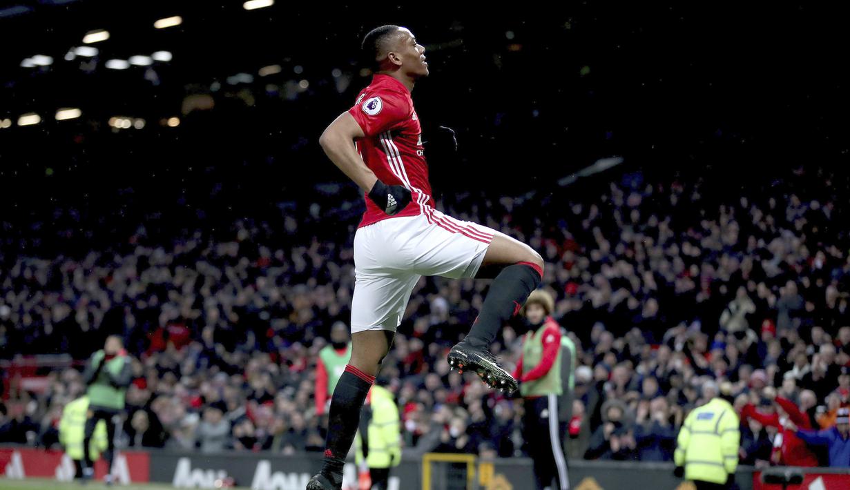 Pemain Manchester United, Anthony Martial  merayakan golnya ke gawang Watford pada laga Premier League di Old Trafford, Manchester (11/2/2017). Manchester United menang 2-0. (Nick Potts/PA via AP)
