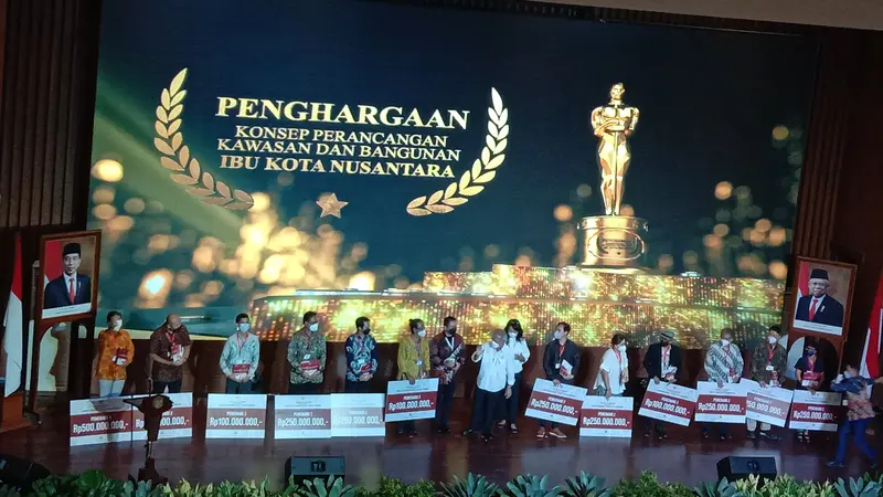 Menteri PUPR Basuki Hadimuljono menyerahkan hadiah Rp 2,8 miliar kepada 12 pemenang sayembara IKN Nusantara, di Auditorium Kementerian PUPR, Jakarta, Senin (18/7/2022).