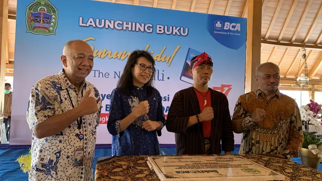 Komisaris PT BCA Tbk Cyrillus Harinowo, bersama Executive Vice President CSR BCA Inge Setiawati dan Bupati Gunungkidul dalam acara peluncuran buku Gunungkidul: The Next Bali di Pendopo Taman Budaya Wonosari, Yogyakarta, Jumat (19/8/2022).