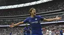 Gaya pemain Chelsea, Marcos Alonso saat mencetak gol ke gawang Tottenham pada lanjutan Premier League di  Wembley stadium, London, (20/8/2017). Chelsea menang 2-1. (AFP/Ben Stansall)