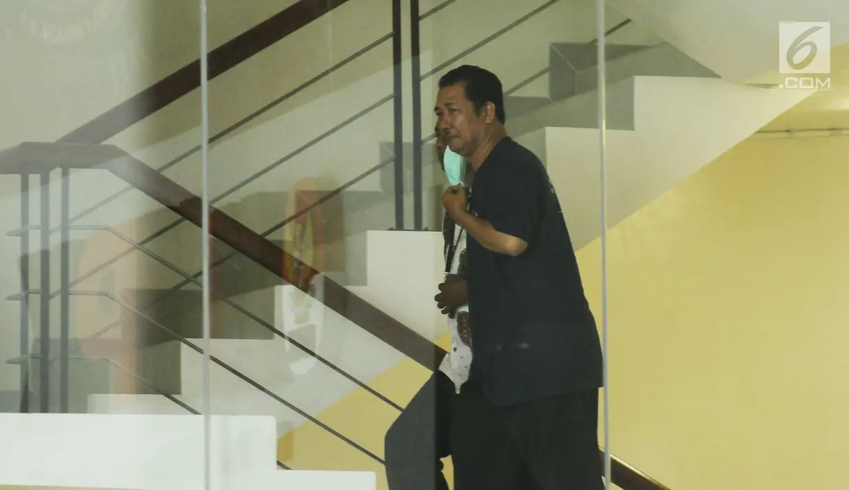 Ketua Pansus penyertaan modal PDAM, Andi Effendi menaiki tangga untuk menjalani pemeriksaan lanjutan di Gedung KPK, Jakarta, Jumat (15/9). KPK memeriksa empat orang terkait OTT Banjarmasin. (Liputan6.com/Helmi Fithriansyah)