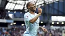 Gelandang Manchester City, Raheem Sterling, melakukan selebrasi usai mencetak gol ke gawang Crystal Palace pada laga Premier League di Stadion Etihad, Sabtu (23/9/2017). Manchester City menang 5-0 atas Crystal Palace. (AP/Nick Potts)