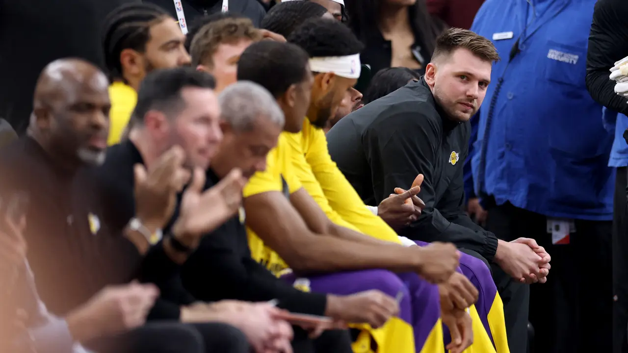 Luka Doncic duduk di bench Lakers untuk pertama kalinya saat melawan Clippers di lanjutan NBA 2024/2025