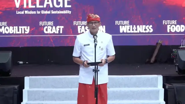 Menparekraf Sandiaga Uno dalam acara fashion show produk lokal di salah satu side event G20, SMEs Future Village pada Kamis (17/11/2022). (Liputan6/Benedikta Miranti)