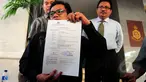 Kuasa hukum Bambang Soesatyo memperlihatkan surat tanda bukti lapor di Mabes Polri, Jakarta, Senin (30/3/2015). Ali Syamiarta melaporkan Agus Gumiwang karena dianggap telah memalsukan dokumen milik Partai Golkar.(Liputan6.com/Yoppy Renato) 