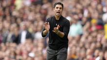 Mikel Arteta. Pelatih Arsenal asal Spanyol yang kini berusia 40 tahun ini menjadi pelatih termuda di Liga Inggris musim 2022/2023. Ia mulai menangani Arsenal pada 22 Desember 2019 menggantikan posisi pelatih caretaker Arsenal saat itu, Freddie Ljungberg. Sebelumnya Mikel Arteta menjadi asisten pelatih Pep Guardiola di Manchester City sejak 3 Juli 2016. Hingga 8 laga pada musim 2022/2023 ini Arsenal dibawanya menduduki puncak klasemen sementara dengan mengoleksi 21 poin dari hasil 7 kali menang dan 1 kali kalah. (AP/Kirsty Wigglesworth)