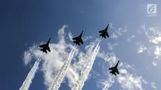 Atraksi fly pass jet tempur menghiasi langit lapangan serah terima jabatan Panglima TNI di Mabes TNI Cilangkap, Jakarta, Sabtu (9/12). Jenderal Gatot Nurmantyo resmi menyerahkan tongkat komando ke Marsekal Hadi Tjahjanto. (Liputan6.com/Faizal Fanani)