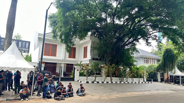 Suasana kediaman Presiden terpilih, Prabowo Subianto di Kertanegara, Jakarta Selatan, mulai dipadati awak media jelang pemanggilan terhadap sejumlah tokoh terkait susunan menteri di kabinet pemerintahannya, Selasa (15/10/2024).
