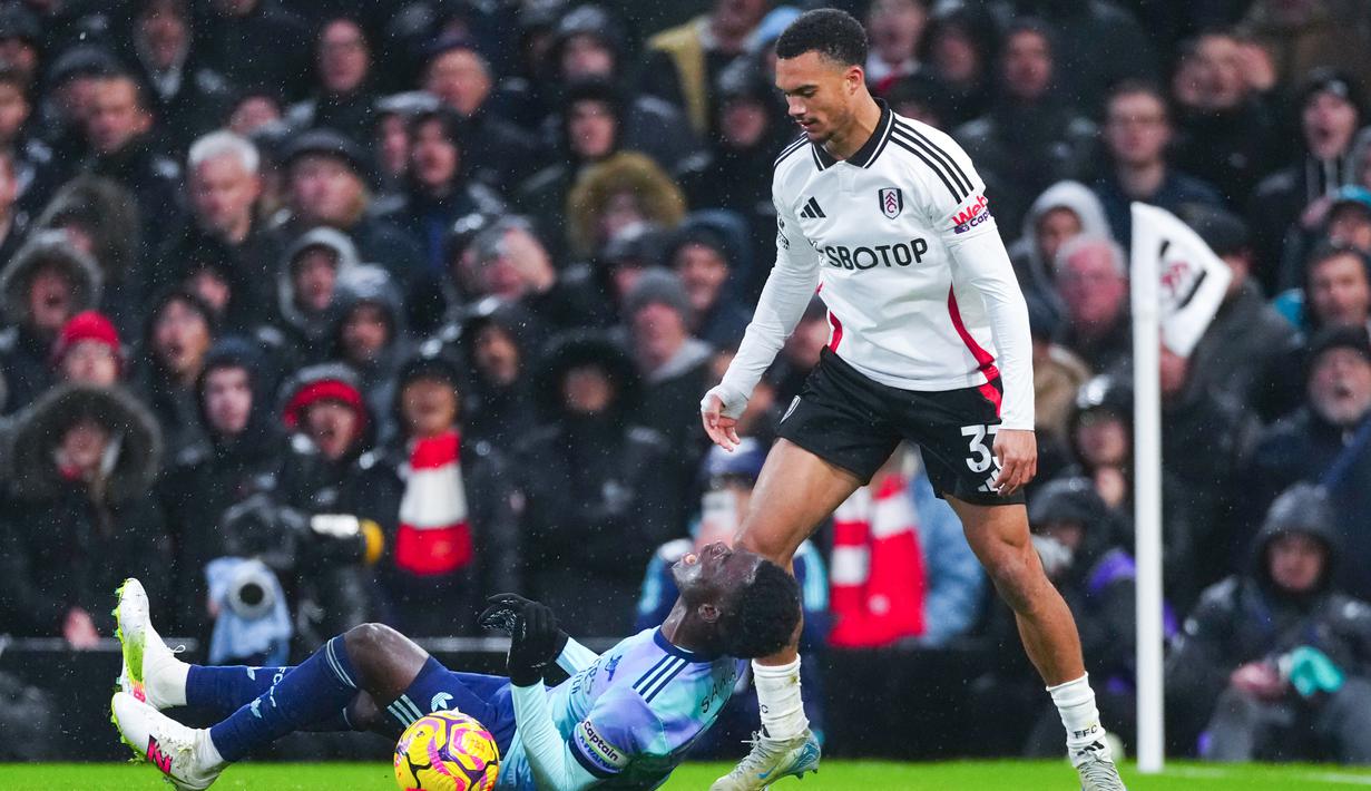 Ketangguhan lini belakang Fulham dan duel-duel yang dimenangkan tuan rumah membuat The Gunners kesulitan menciptakan peluang matang. (AP Photo/Dave Shopland)