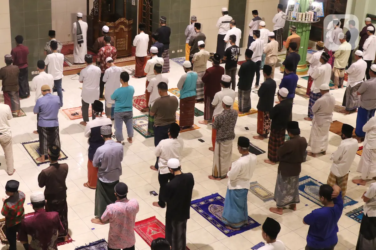 FOTO: Tarawih Pertama, Masjid di Tangerang Terapkan Physical Distancing