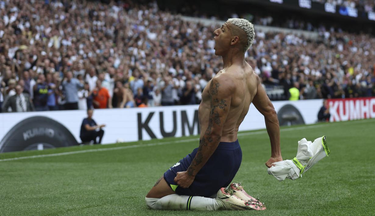 Selebrasi yang dilakukan terbilang wajar karena ini merupakan gol perdana Richarlison bersama Tottenham Hotspur. (AP Photo/Ian Walton)