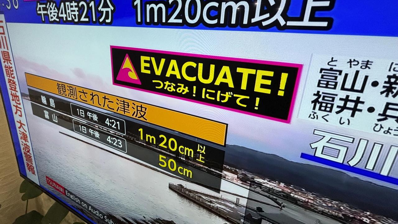 Peringatan tsunami ditayangkan di TV di Yokohama hari ini setelah gempa bumi di Laut Jepang. (AP)