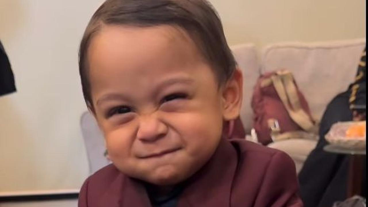 Iis Dahlia ikut gemas melihat pose lucu Baby L. Iis Dahlia ikut tertawa melihat tingkah Baby L.