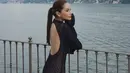 Berlatar Danau Como yang indah, Alyssa Daguise tunjukkan pesona mahalnya dengan dress navy [@alyssadaguise]