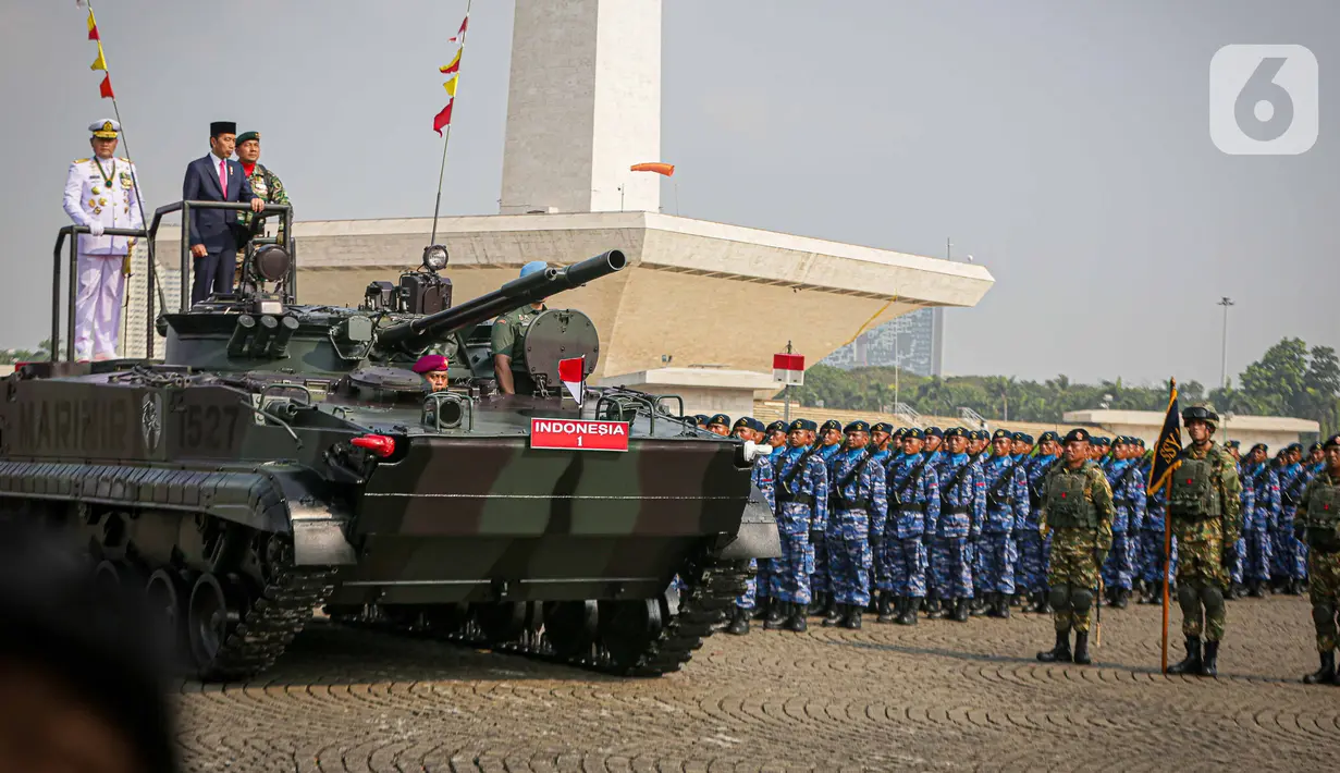 Jokowi menaiki tank BMP-3F yang merupakan jenis tank amfibi untuk mengecek pasukan. (Liputan6.com/Faizal Fanani)