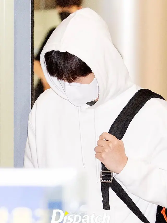 Tampilan Santai Kim Seon Ho saat Pulang ke Korea Usai Menghilang Diterpa Isu Skandal