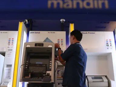 Teknisi memperbaiki mesin ATM di Jakarta, Selasa (27/9). Pemerintah mewajibkan seluruh perbankan di Indonesia untuk mengonversikan kartu ATM dari teknologi magnetic stripe  menjadi teknologi cip yang diyakini lebih aman. (Liputan6.com/Angga Yuniar)