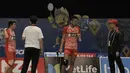 Ganda campuran Indonesia, Tontowi Ahmad/Liliyana Natsir, mendapat arahan dari pelatih pada laga Indonesia Open 2017 di JCC, Jumat (16/6/2017). Indonesia 21-18, 21-16. (Bola.com/M Iqbal Ichsan)