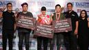Sejumlah peraih juara pada Darts National Competition series 2 yang berlangsung di Sedayu City, Jakarta, Minggu (28/04/2024). (Bola.com/Revi Muzaki)