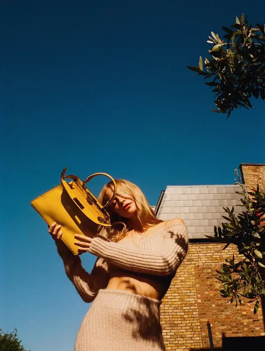 Yang hadir dalam balutan grained leather dengan jahitan handmade makro Selleria, jahitan yang lebih besar, terinspirasi dari teknik sadel master Romawi. (Foto: Fendi)