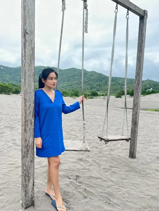 Main di pantai, Titi Kamal terlihat santai dengan mini dress biru dan sandal [@titi_kamall]