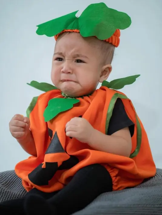 Kostum tersebut dilengkapi dengan bandana berbentuk buah labu. @raffinagita1717.