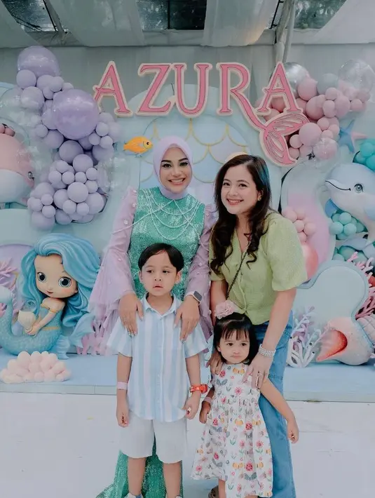 Tasya Kamila hadir bersama putra dan putrinya mengenakan busana warna cerah. Mereka tampil stylish dengan gaya masing-masing. [@aurelie.hermansyah].