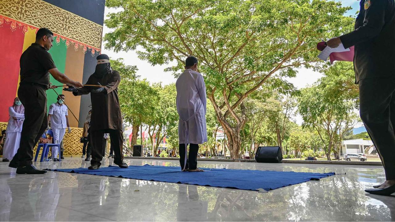 FOTO: 10 Terpidana Dicambuk di Banda Aceh, Termasuk Pasangan Sesama Jenis