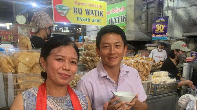 Ibu Utik bersama Rio Haryanto, pembalap terkenal Indonesia yang mampir mencicipi dawetnya