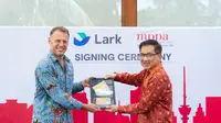 General Manager of APAC Lark, Mark Dembitz dan Deputy Chief Executive Officer PT Matahari Putra Prima Jerry Goei berfoto bersama usai peresmian kemitraan strategis. (Dok Lark)