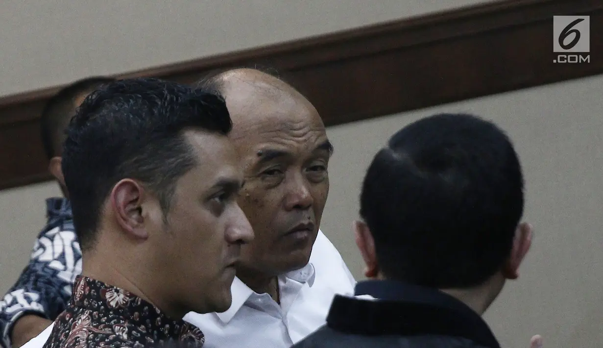 Mantan Direktur Utama PT Asuransi Jasindo, Budi Tjahjono saat sidang dakwaan di Pengadilan Tipikor, Jakarta, Rabu (5/12). Budi terjerat kasus pembayaran komisi fiktif dalam pengadaan asuransi oil dan gas pada BP Migas-KKKS. (Liiputan6.com/Herman Zakharia)