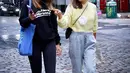 <p>Gaya traveling nyaman versi Luna Maya dan Marianne Rumantir. Sama-sama pakai sweater dengan bawahan legging vs sweatpants dan sneakers. Kamu pilih yang mana? (Foto: Instagram @mariannerumantir)</p>