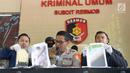 Kabid Humas Polda Metro Jaya Kombes Pol Argo Yuwono (tengah) saat rilis tindak pencurian dengan kekerasan di Jakarta, Sabtu (29/6/2019). Polisi meringkus driver taksi online berinisial AS (31) karena menganiaya dan merampas barang berharga wanita yang menjadi penumpangnya. (merdeka.com/Imam Buhori)