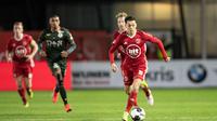 Pemain Almere City, Ilias Alhaft saat menggiring bola. Dia mempunyai darah campuran Indonesia dan Maroko. (Dokumentasi Almere City)