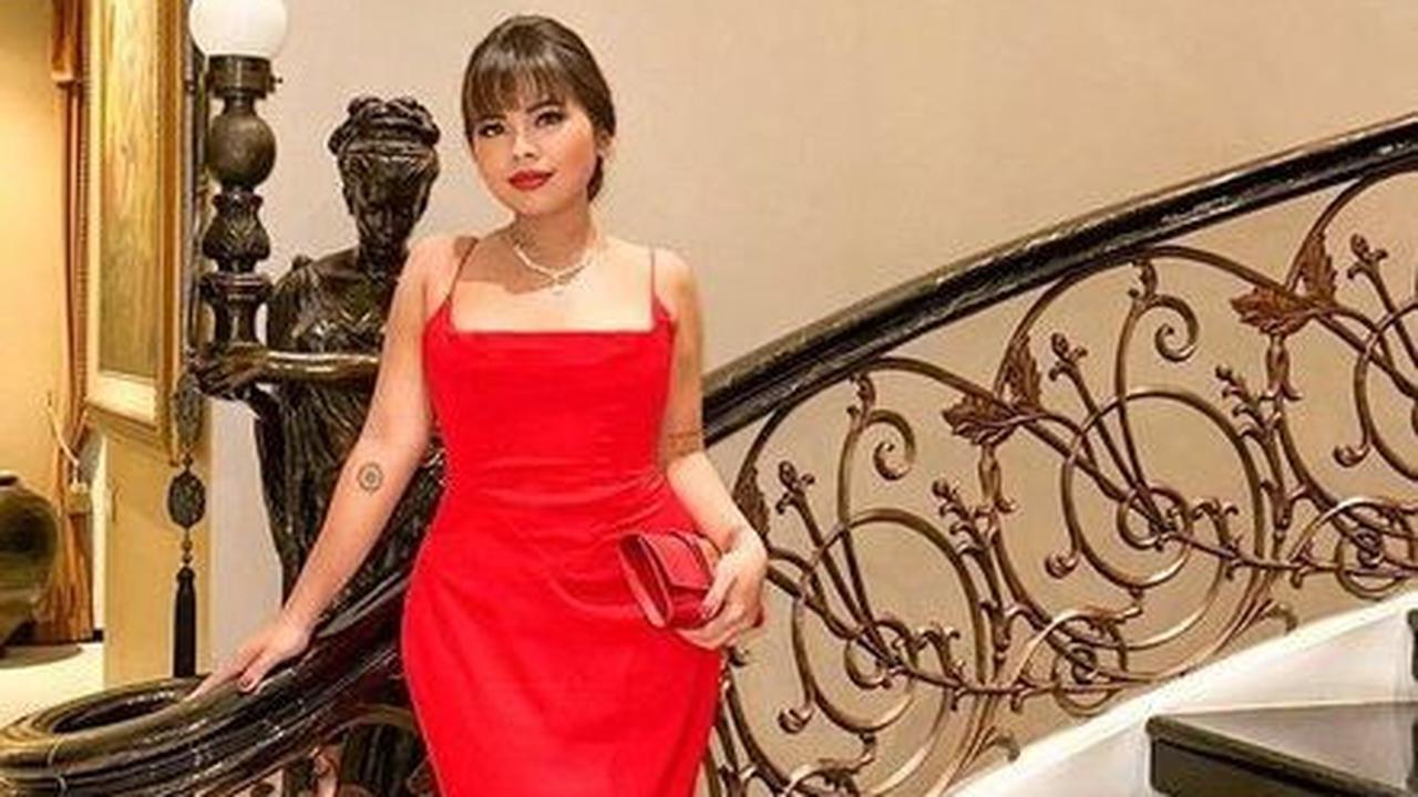 Meski begitu, sudut-sudut rumahnya dapat dilihat melalui akun media sosial Instagram sang putri, Felicia Hutapea. Felicia tampak berpose di tangga yang terbuat dari marmer dan ukiran mewah.