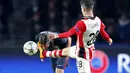 Pemain PSV, Marco van Ginkel (kanan), berebut bola dengan pemain Atletico Madrid, Filipe Luis, dalam leg pertama babak 16 besar Liga Champions di Stadion PSV, Eindhoven, Belanda, (24/2/2016). (Reuters/Michael Kooren)