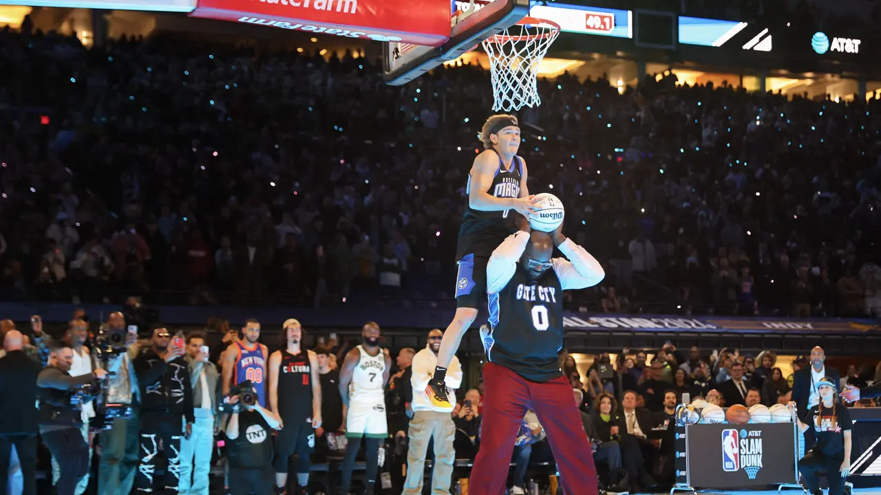 Lompati Shaq, McClung Juara Slam Dunk