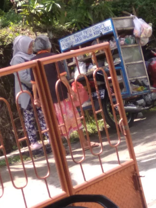 6 Potret Kocak Spanduk dan Toko yang Tak Sesuai Ini Bikin Tepuk Jidat