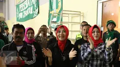 Istri Walikota Bandung Ridwan Kamil, Atalia Praratya (tengah) bernyanyi bersama pendukung Persebaya Surabaya di GOR Padjajaran, Bandung, Sabtu (7/1). Tiba di Bandung, ratusan bonek berkumpul di kawasan GOR Padjajaran. (Liputan6.com/Helmi Fithriansyah)