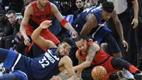 Karl Anthony Towns (32) berebut bola dengan pemain Blazers (AP)