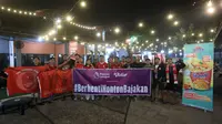 Foto bersama Komunitas penggemar Liverpool, Bigreds saat Roaring Night Premier League Liverpool vs Tottenham Hotspur di Park 15th Kemang, Jakarta Selatan, Minggu (5/5/2024). (Bola.com/M Iqbal Ichsan)